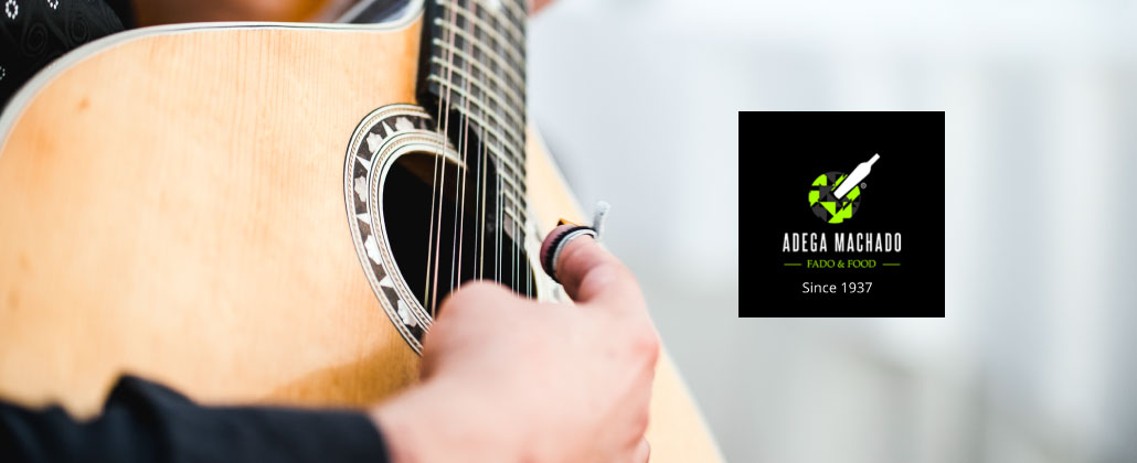 Guitarrista toca guitarra portuguesa na casa de fados Sdega Machado.